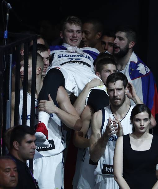 I compagni di squadra portano in spalla Luka Doncic alla premiazione. Reuters